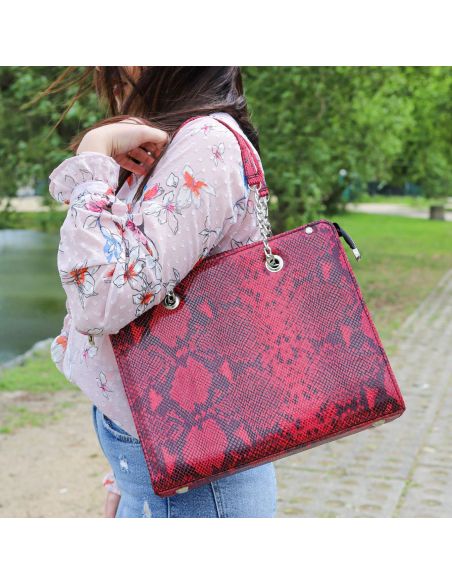 Shoper z łańcuszkiem - print wężowy malina