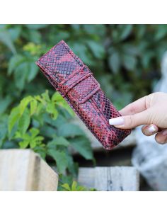 062 Piórnik mały twardy-print wężowy malina